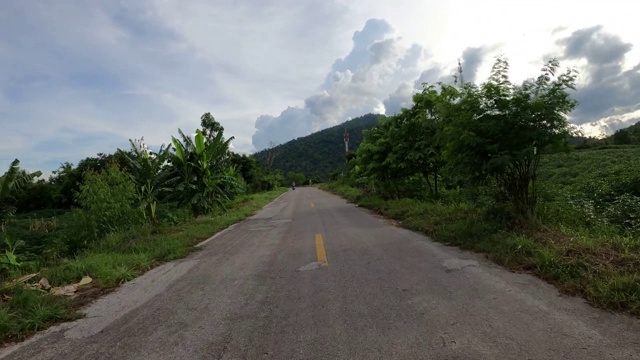 在有山的乡村道路上开车视频素材