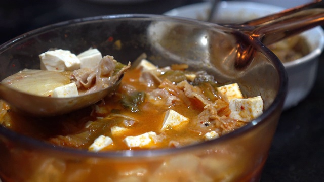 自制的韩国美食泡菜顺度肉Jjigae炖软豆腐特写视频素材