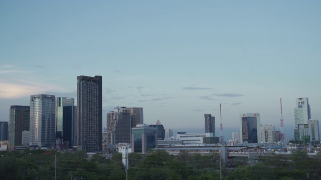 镜头从左到右，一个高角度的风景区域开始开发泰国经济区。视频素材