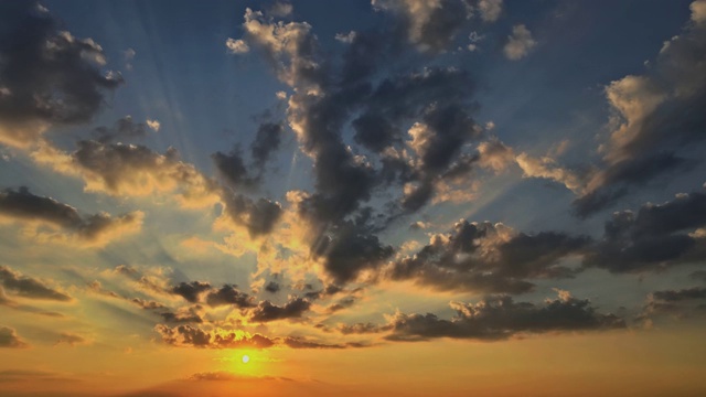 令人惊叹的粉红色紫色的天空在日落在美丽的自然观点的天堂晚日落辉煌视频素材