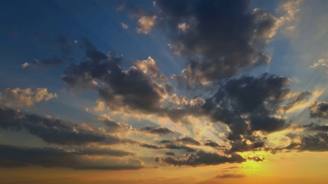 绚丽多彩的日落天空明亮的地平线燃烧天空与云彩视频素材