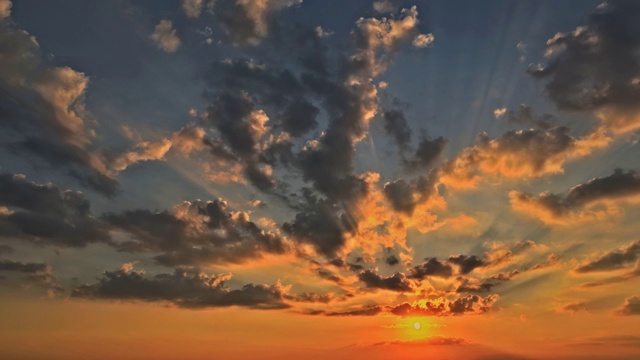 巨大美丽的太阳光束橙色的日落天空戏剧性的时间流逝日落在云傍晚宏伟的日落视频素材