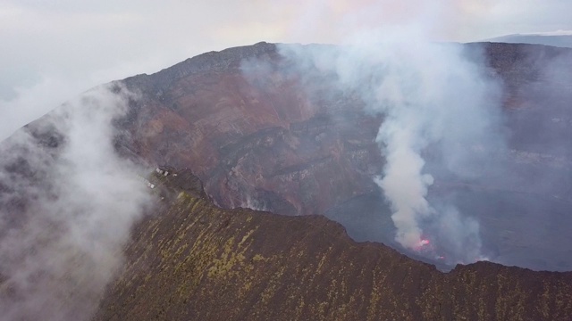 尼拉贡戈火山全景，熔岩湖喷出烟雾视频素材