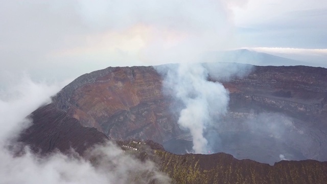 飞向尼拉贡戈活火山，看着喷涌着浓烟的熔岩湖视频下载