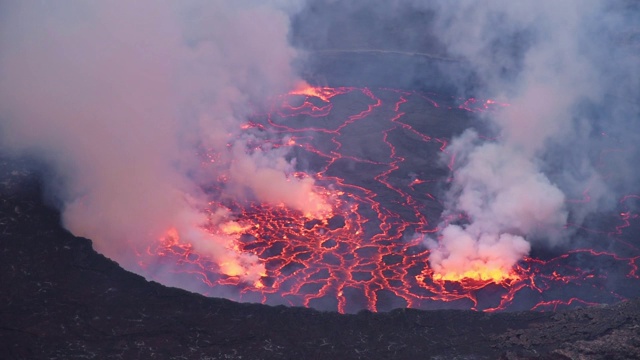 在充满烟雾的尼拉贡戈活火山火山口的熔岩湖的特写镜头视频素材