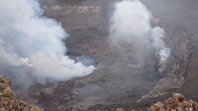 观察尼拉贡戈活火山的火山口，熔岩湖喷出浓烟视频素材