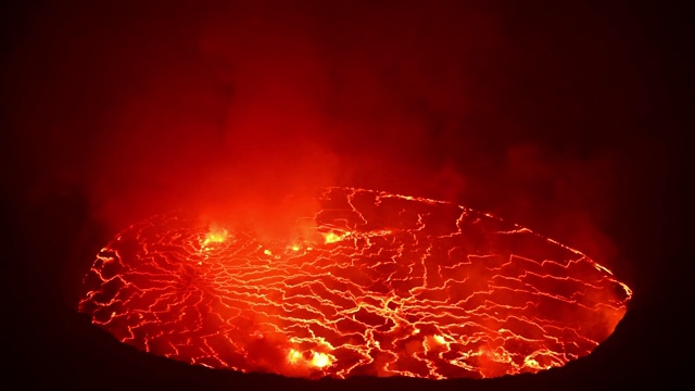 在充满烟雾的尼拉贡戈活火山火山口的熔岩湖的特写镜头视频素材