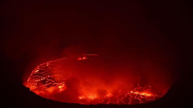 在充满烟雾的尼拉贡戈活火山火山口的熔岩湖的特写镜头视频素材