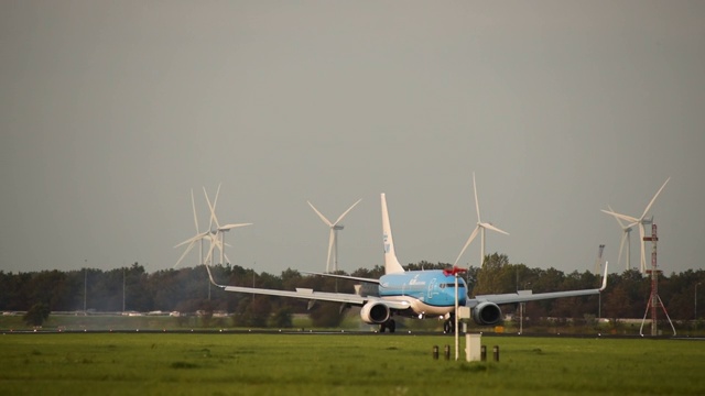 一架荷兰航空公司的波音737在阿姆斯特丹史基浦机场降落的画面视频素材