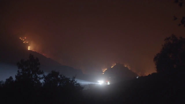 一架直升飞机在发射台上点燃加州野火视频下载