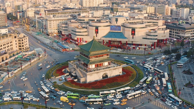 中国日落时西安钟楼鸟瞰图视频素材