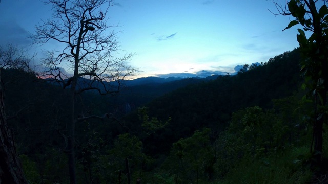 日落在山和森林视频素材