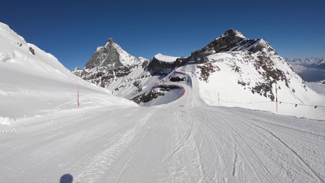 Breuil Cervinia,意大利。滑雪头盔的观点。滑雪的观点。在罗莎冰川的斜坡上滑雪。维诺或马特洪峰令人惊叹的景色。冬天的意大利阿尔卑斯山视频素材