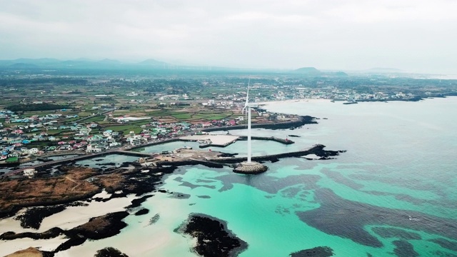 带有灯塔和风力涡轮机的沿海公路/济州岛，济州岛，济州岛视频素材