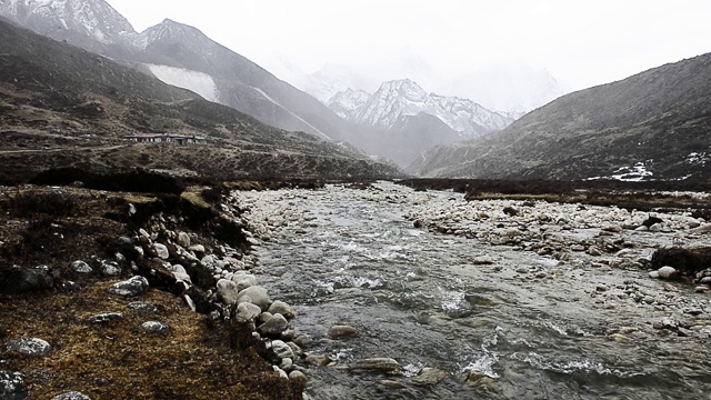 美丽的风景费里切和雪落在喜马拉雅山高地费里切村在珠峰大本营视频素材