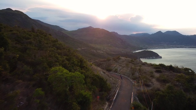 空中全景山景与道路上的悬崖和海景视频素材