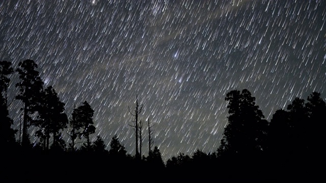 时间流逝镜头的恒星轨迹通过夜空像彗星一样视频素材