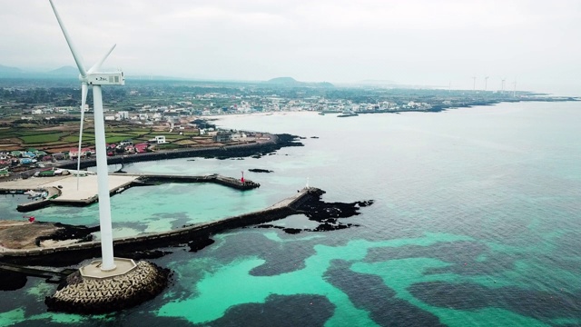 带有灯塔和风力涡轮机的沿海公路/济州岛，济州岛，济州岛视频素材