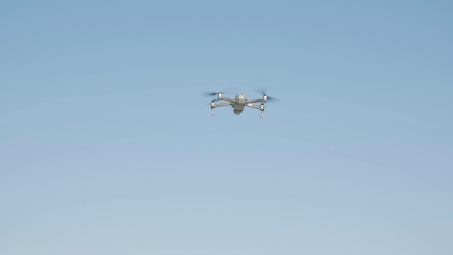 无人机在蓝天盘旋视频素材