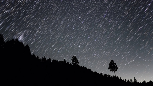 时间流逝镜头的恒星轨迹通过夜空像彗星一样视频素材