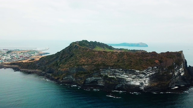 Seongsan Ilchulbong Tuff Cone(日出峰)/西格浦西，济州岛，韩国视频素材