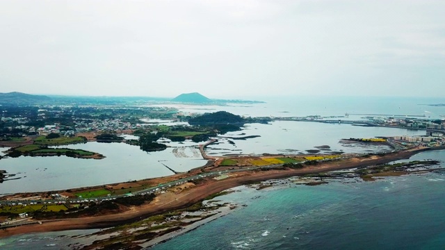 韩国济州岛，光芝木海滩和城山一澈峰凝雪锥(日出峰)/西浦溪视频素材