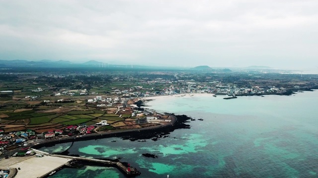 带有灯塔和风力涡轮机的沿海公路/济州岛，济州岛，济州岛视频素材