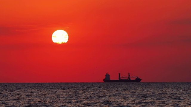 海面上的日出，海面上的帆船视频素材