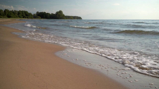 波罗的海的多沙海岸，海浪不断视频素材