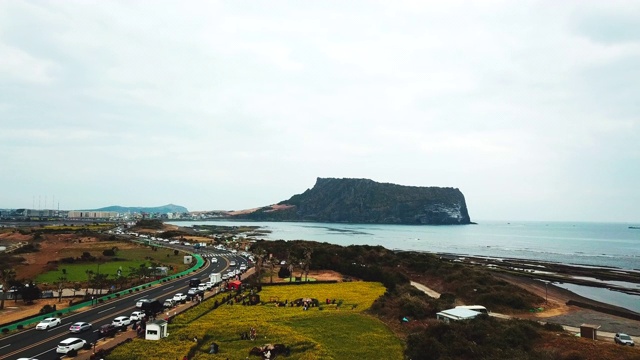 Seongsan Ilchulbong Tuff Cone(日出峰)/西格浦西，济州岛，韩国视频素材