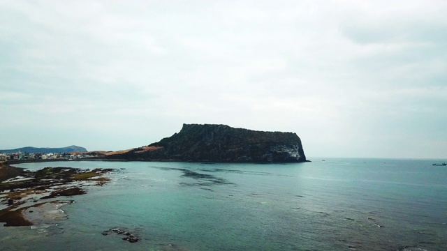 Seongsan Ilchulbong Tuff Cone(日出峰)/西格浦西，济州岛，韩国视频素材