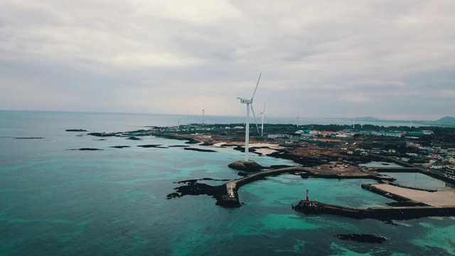 带有灯塔和风力涡轮机的沿海公路/济州岛，济州岛，济州岛视频素材