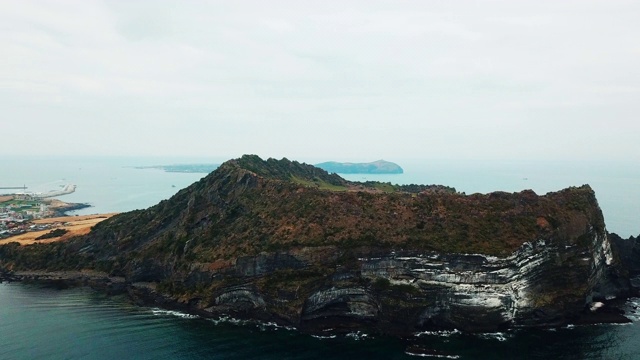 Seongsan Ilchulbong Tuff Cone(日出峰)/西格浦西，济州岛，韩国视频素材