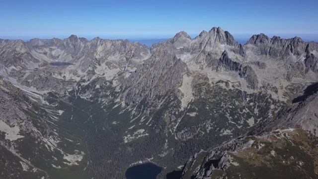 Popradske pleso湖和Mengusovska dolina山谷在高塔特拉斯山，斯洛伐克的鸟瞰图视频素材