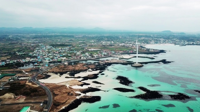 带有灯塔和风力涡轮机的沿海公路/济州岛，济州岛，济州岛视频素材