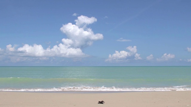 海边蓝天，运动镜头为背景。视频下载