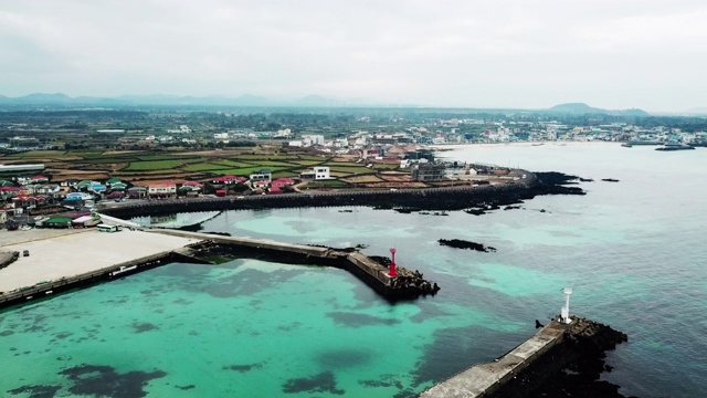 韩国，济州岛，济州岛，济州岛，带灯塔的沿海公路视频素材