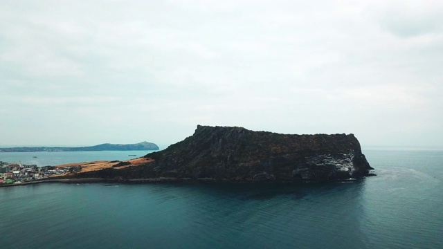 Seongsan Ilchulbong Tuff Cone(日出峰)/西格浦西，济州岛，韩国视频素材