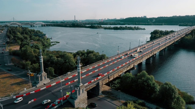 鸟瞰图横跨第聂伯河的大桥和乌克兰基辅的道路交通。东欧。视频素材