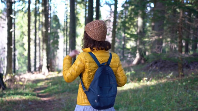 在山上徒步旅行的女人视频素材