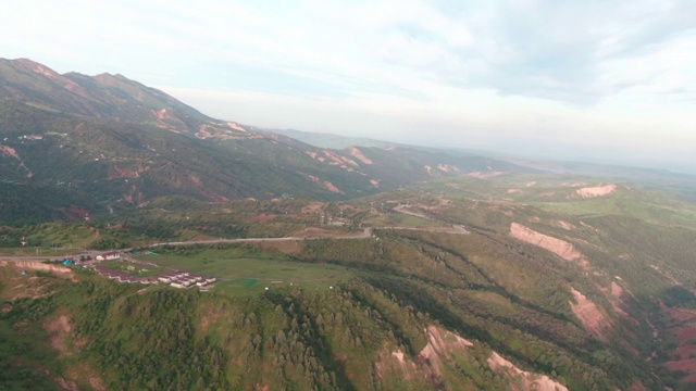 山岳风景区内有一个小山村在山上视频素材