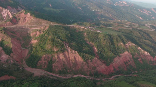 山岳风景区内有一个小山村在山上视频素材