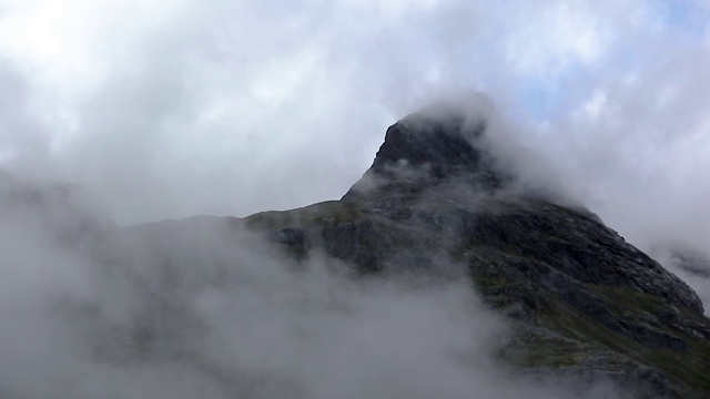 山峰上流淌着美丽的浓云视频素材