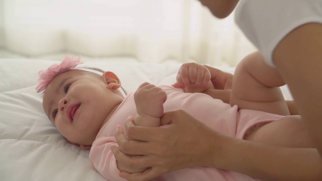 小妈妈和小女儿在卧室里玩视频素材