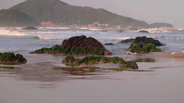 海滩的景色在早晨的岩石和海浪视频素材