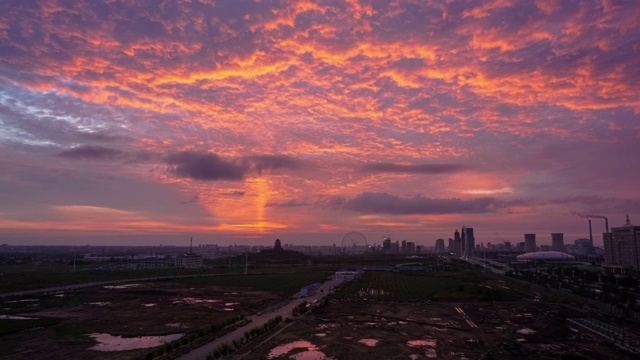 戏剧性的天空和城市天际线视频素材