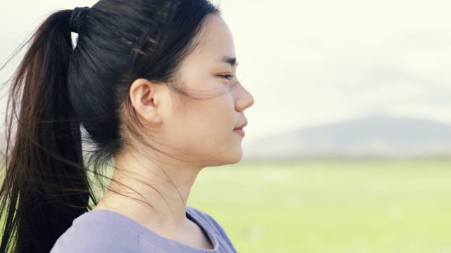 近距离的肖像年轻的运动员亚洲女孩轻松享受和平。视频素材