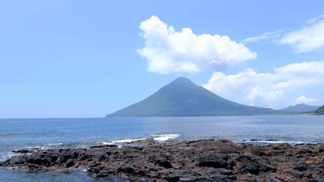 海岸后面巨大的凯蒙达克火山视频素材