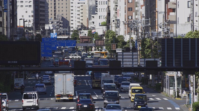 东京高速公路入口的一条交通街道视频素材