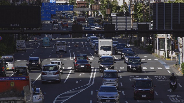 东京高速公路入口的一条交通街道视频素材